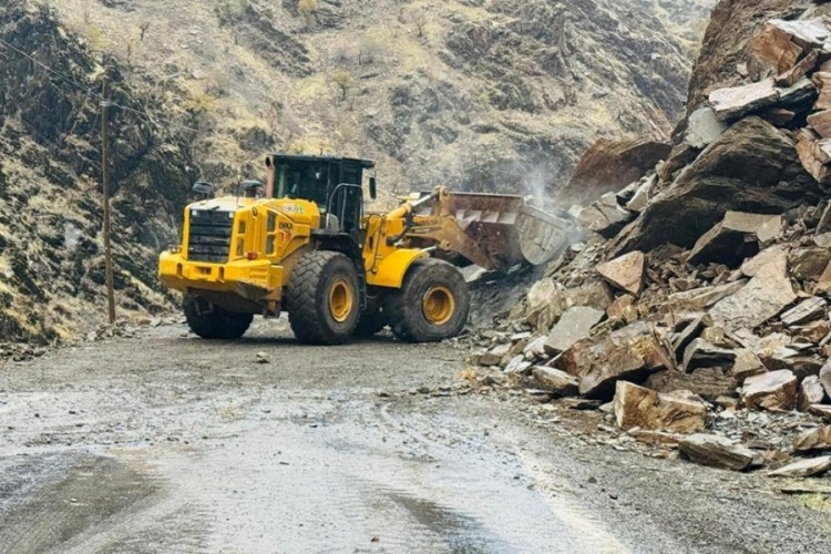 Şırnak'ta şiddetli yağış sonrası dev kayalar yola d&uuml;şt&uuml;