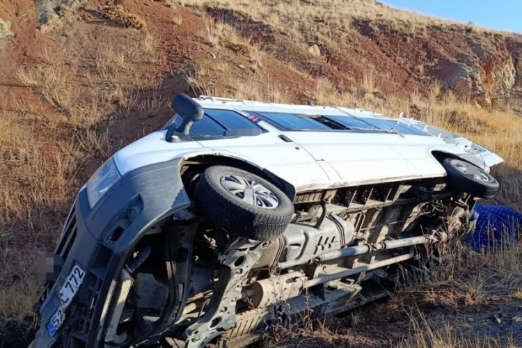 &Ouml;ğretmenleri taşıyan servis minib&uuml;s&uuml; devrildi: 7 yaralı