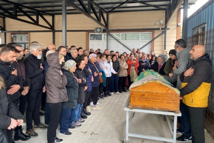 Otob&uuml;s&uuml;n altında s&uuml;r&uuml;klenen kadından acı haber