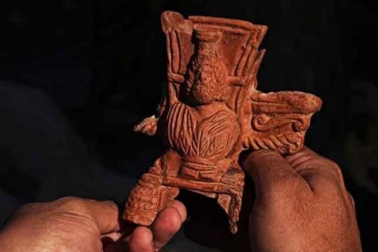 Efes'te Mısır tanrısı kabartmalı t&uuml;ts&uuml; bulundu