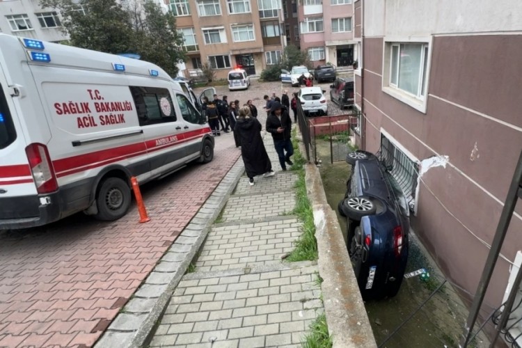Otomobil binanın bah&ccedil;esine d&uuml;şt&uuml;! 2 &ccedil;ocuk yaralı...