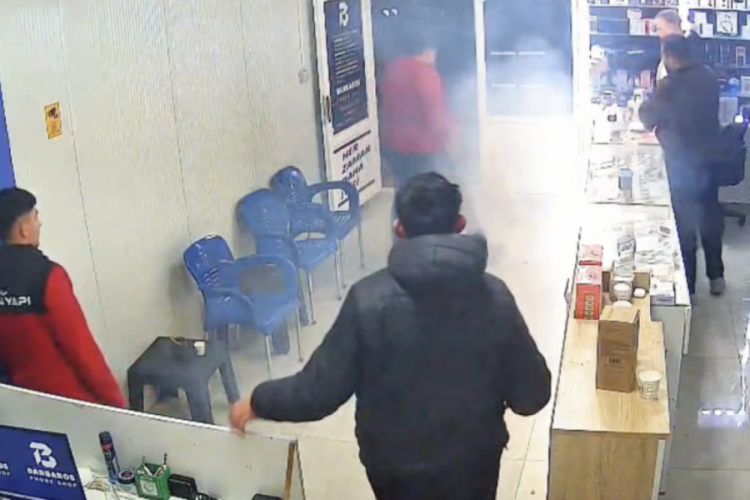 Tamire getirilen cep telefonu alev aldı; o anlar kamerada