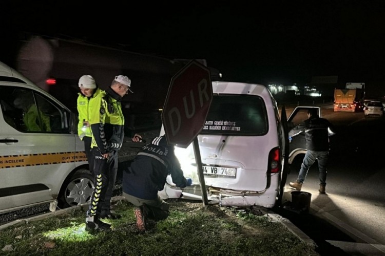 Polisten ka&ccedil;arken kaza yapan minib&uuml;ste 20 ka&ccedil;ak g&ouml;&ccedil;men yakalandı