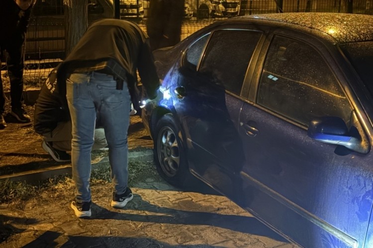 Aynı otoparktaki 5 otomobilin lastiğini kestiler