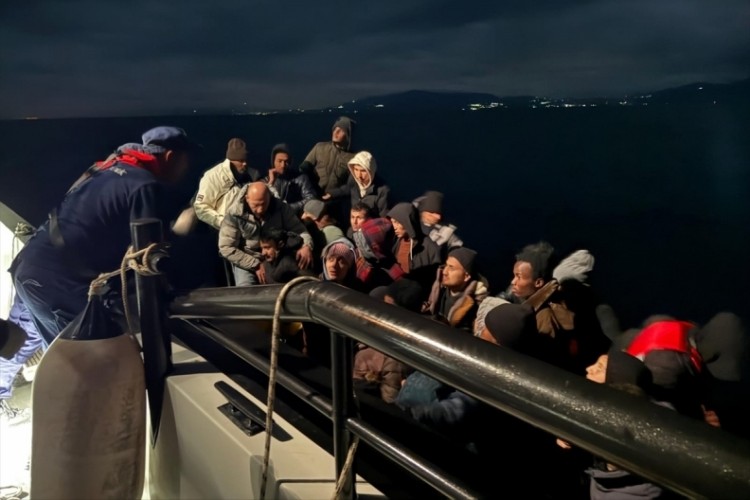 İzmir a&ccedil;ıklarında 37 d&uuml;zensiz g&ouml;&ccedil;men kurtarıldı