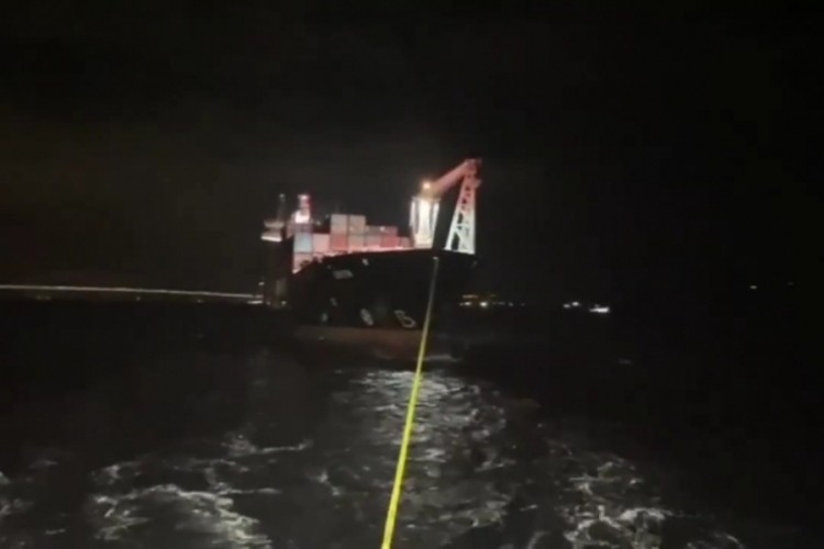 &Ccedil;anakkale Boğazı'ndan ge&ccedil;en konteyner gemisi makine arızası nedeniyle demirletildi
