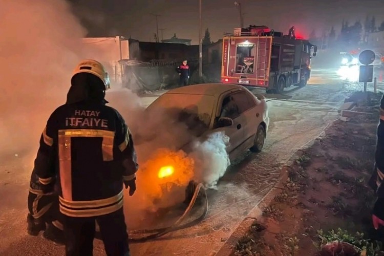 Antakya'da yanan otomobilde hasar oluştu