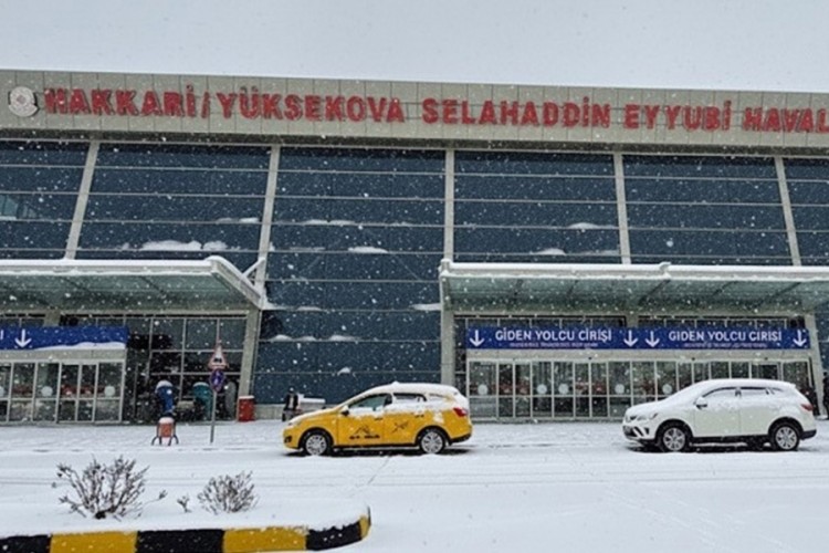 Havayolu ulaşımına kar engeli: U&ccedil;ak seferleri durdu