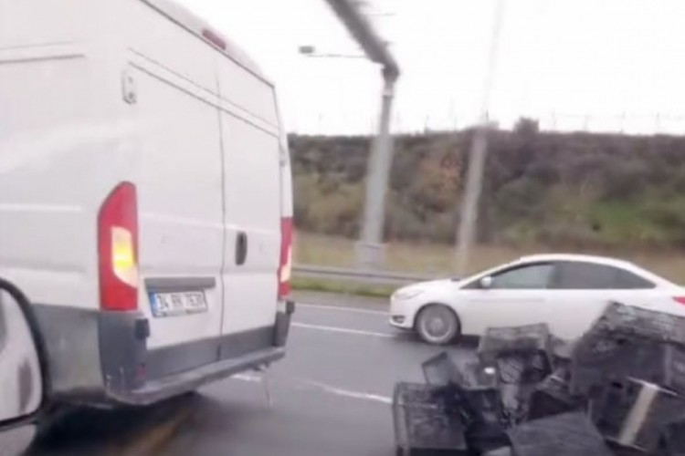 Aracın arkasına bağladığı onlarca kasayla b&ouml;yle yol aldı