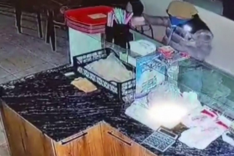 Sadaka kutusu ve nakit para &ccedil;alan şahıslar kameraya yakalandı