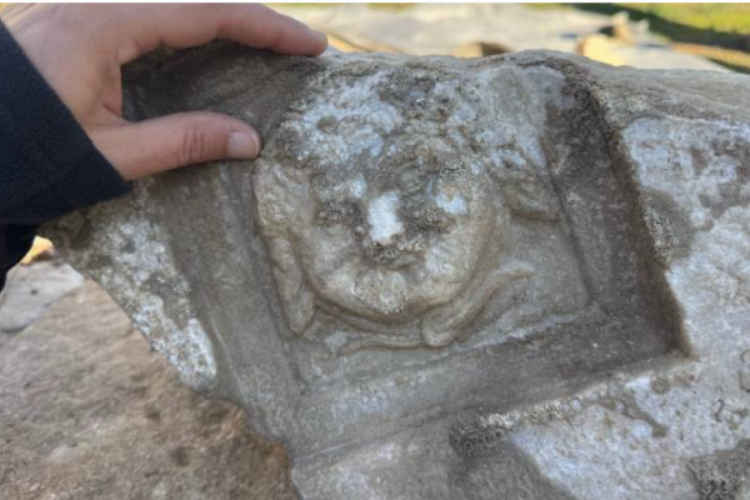 'Gülümseyen Medusa' figürü bulundu