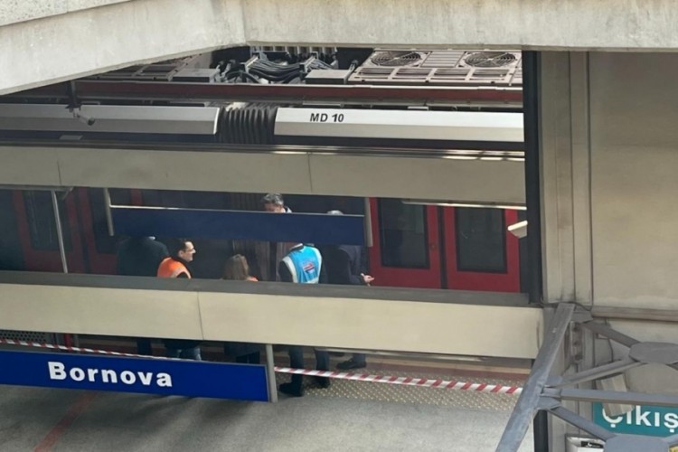 İzmir'de metro raydan &ccedil;ıktı