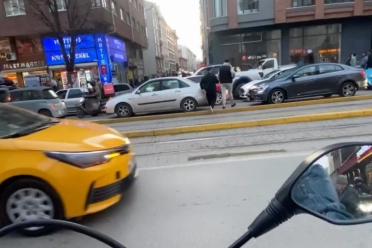 Trafiğe takılmamak i&ccedil;in tramvay yolunu kullandı