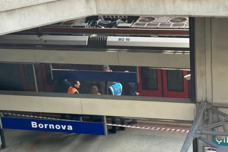 Metro raydan &ccedil;ıktı