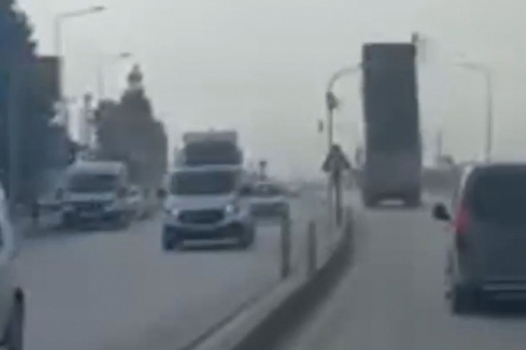 Kamyonun a&ccedil;ık kalan damperi, trafik lambasına &ccedil;arptı