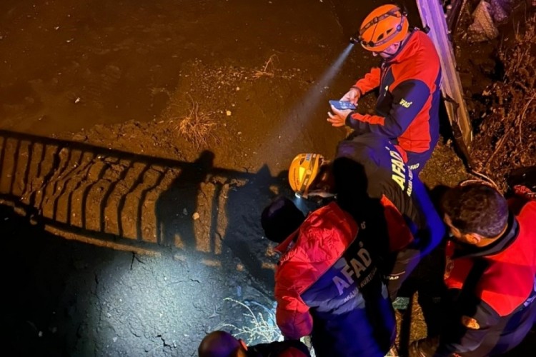 Ağrı'da k&ouml;pr&uuml;den d&uuml;şen kişi ekiplerin hızlı m&uuml;dahalesiyle kurtarıldı