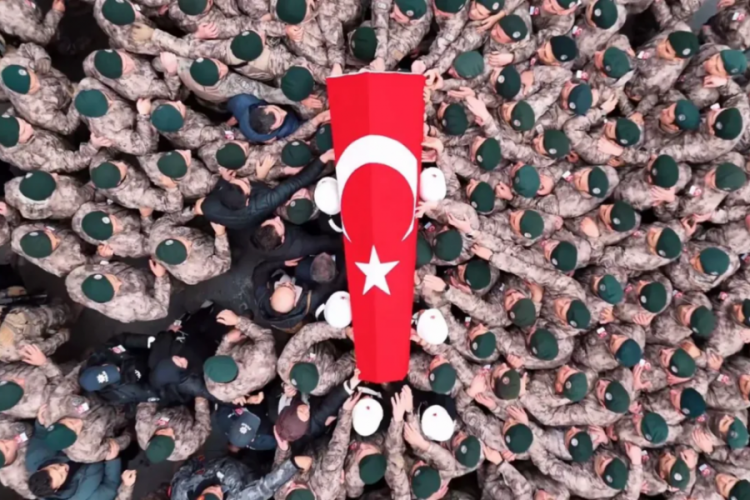 Operasyonda şehit d&uuml;şm&uuml;şt&uuml;! Şehit Emre Albayrak tekbirlerle uğurlandı