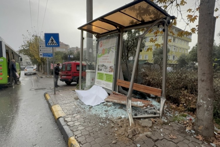 S&uuml;r&uuml;c&uuml;s&uuml;z hareket eden ara&ccedil; durağa &ccedil;arptı