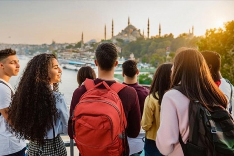 ÜNİDES ile gençler destekleniyor