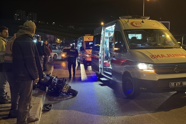 Hafif ticari ara&ccedil;la &ccedil;arpışan motosikletteki 2 kişi yaralandı