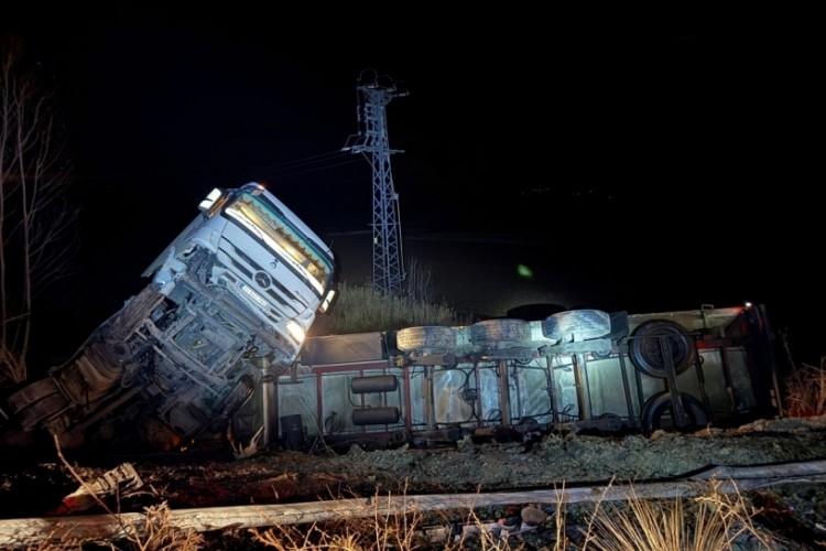 Yaralıya yardım etmek istedi, emniyet şeridindeki otomobiline ticari ara&ccedil; &ccedil;arptı: 4 yaralı