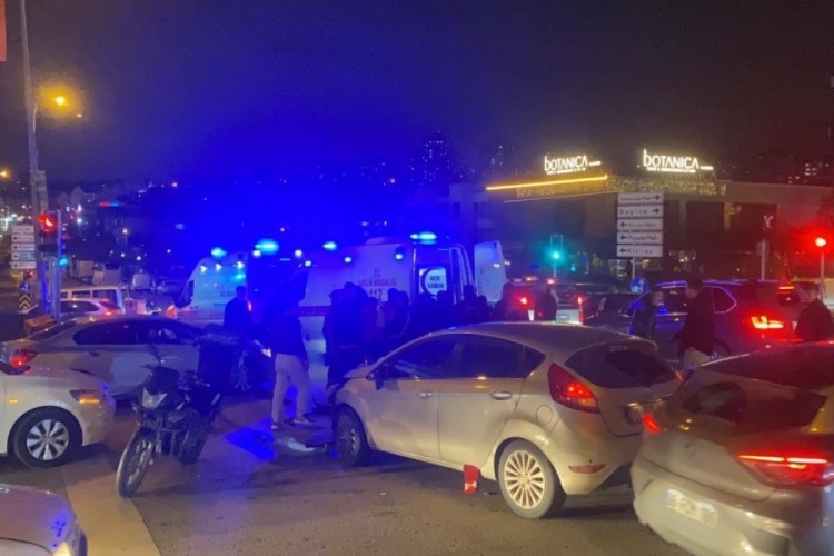 Işık ihlali yapan otomobil, iki motosiklete &ccedil;arptı: 2 yaralı