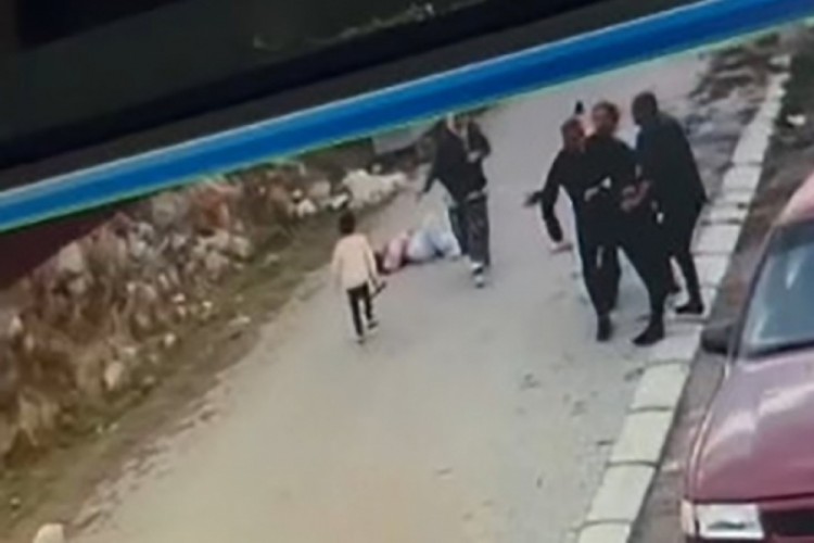 Boşanma aşamasındaki eşini bı&ccedil;akladı!