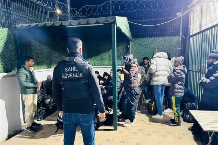 İzmir'de 21 d&uuml;zensiz g&ouml;&ccedil;men yakalandı