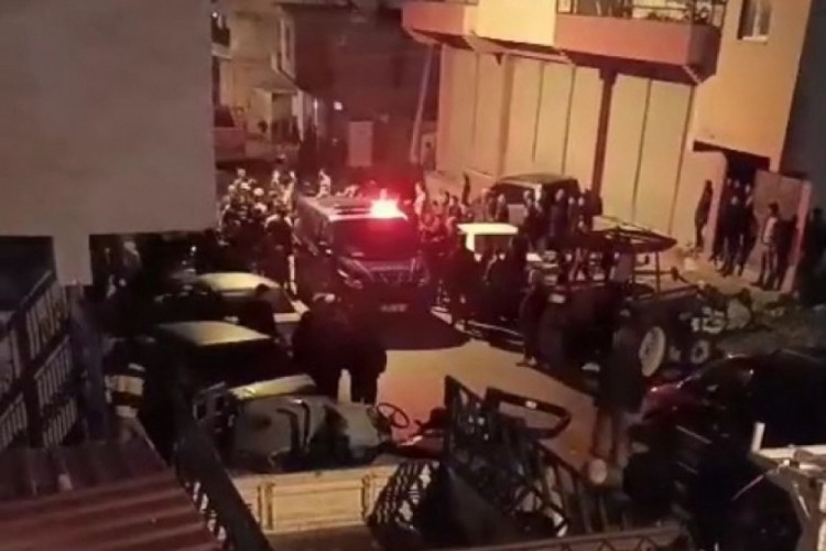 İki aile arasında &ccedil;ıkan kavgada mahalle savaş alanına d&ouml;nd&uuml;! 1 &ouml;l&uuml;, 6 yaralı...