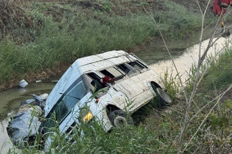 Minib&uuml;s sulama kanalına devrildi: 18 yaralı