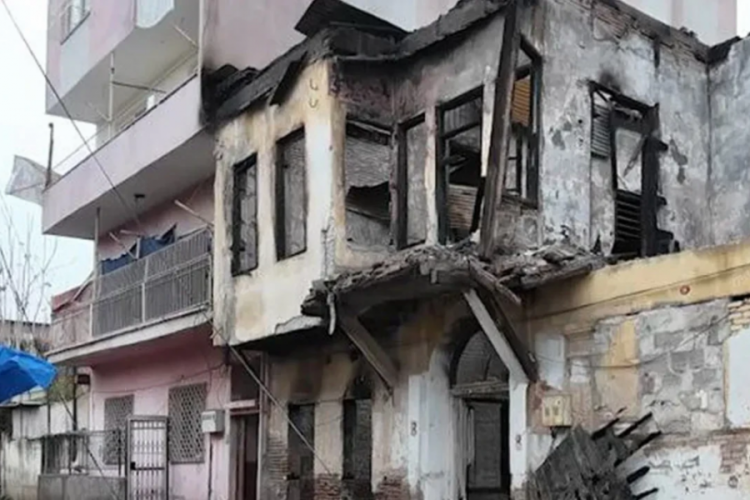 Mahallede deprem paniği! Binanın bir b&ouml;l&uuml;m&uuml; yıkıldı, b&uuml;y&uuml;k facia &ouml;nlendi