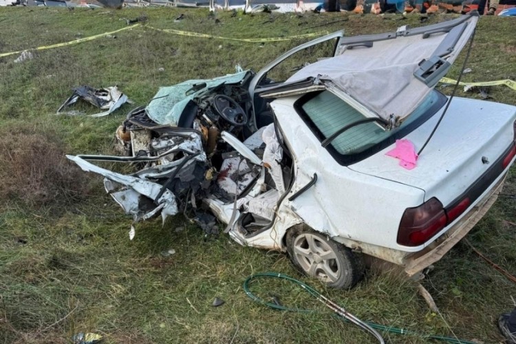 İzmir'de feci kaza: 1 &ouml;l&uuml;, 1 yaralı
