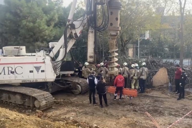 İnşaat şantiyesinde iş&ccedil;i, &ccedil;ukura d&uuml;şt&uuml;