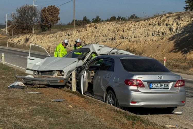 İki otomobil &ccedil;arpıştı; yaşlı &ccedil;ift hayatını kaybetti