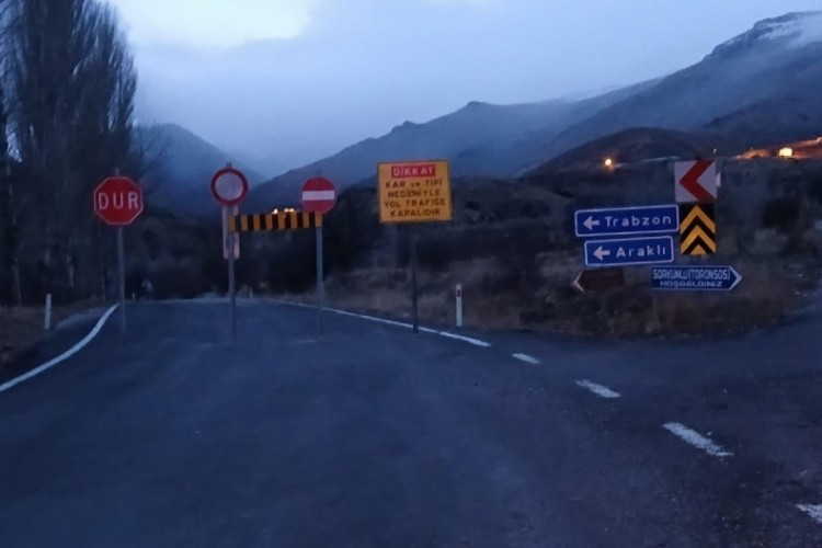 Bayburt'ta bazı k&ouml;y yolları ve ge&ccedil;itler yoğun kar nedeniyle ulaşıma kapatıldı