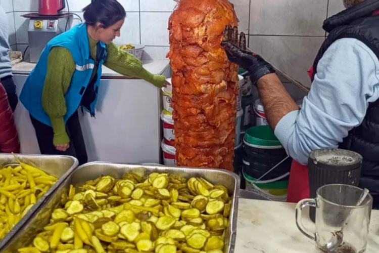 Tavuk d&ouml;ner operasyonu! Son kullanma tarihi ge&ccedil;miş 426 kilo &uuml;r&uuml;n...