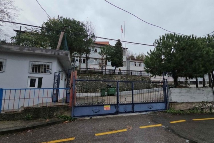Okulda dehşet: Tartıştığı &ouml;ğretmeni y&uuml;z&uuml;nden yaraladı