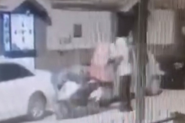 Kuryenin &ccedil;antasındaki d&uuml;r&uuml;m&uuml; &ccedil;alıp koşarak ka&ccedil;tı