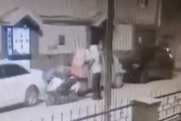B&ouml;yle hırsızlık g&ouml;r&uuml;lmedi: Kuryeden &ouml;yle bir şey &ccedil;aldı ki...