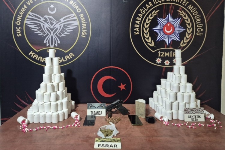 Uyuşturucu taciri sevgililer binlerce hapla yakalandı