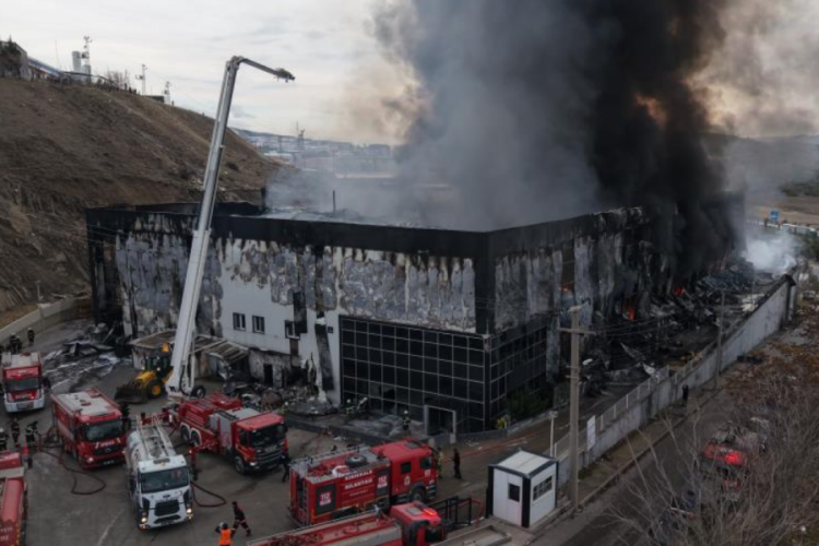 Kırıkkale'de kimya fabrikasındaki yangın kısmen kontrol altına alındı