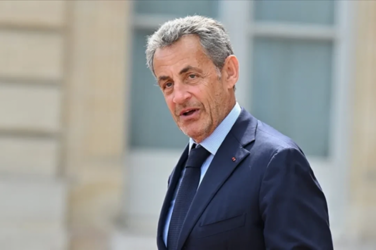 Fransa'nın eski lideri Sarkozy 20 g&uuml;n hapis yattı, kitap yazdı: Bir Mahkumun G&uuml;nl&uuml;ğ&uuml;