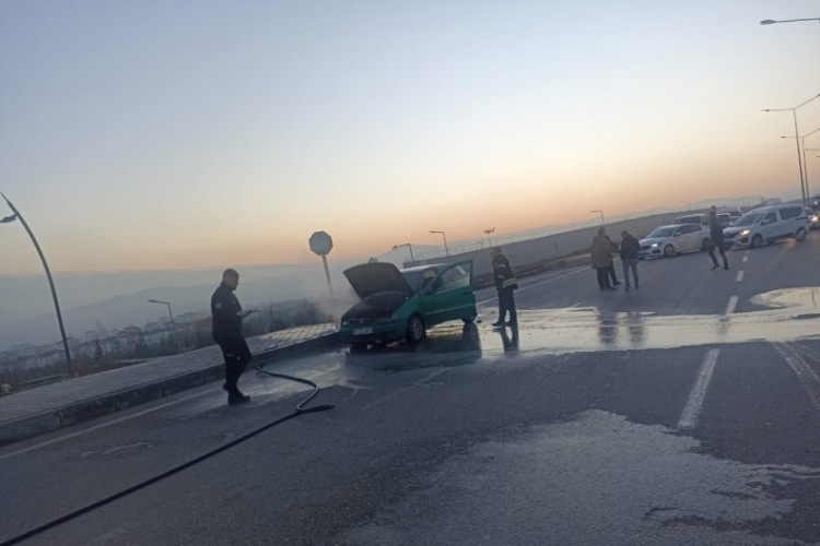 Elazığ'da seyir halindeki ara&ccedil; alev aldı