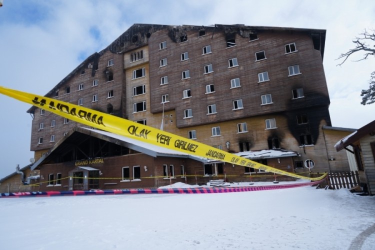 Otel yangını davasında 9 bakanlık personeli hakkında yurt dışı &ccedil;ıkış yasağı getirildi