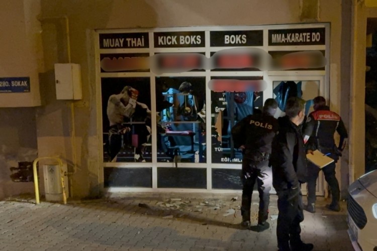 13 yaşındaki kız &ccedil;ocuğuna taciz iddiasıyla spor salonunun camlarını kırdılar
