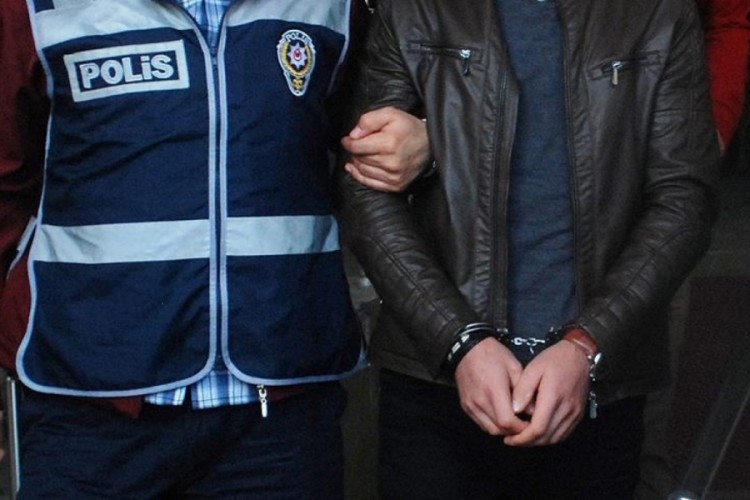 Eşini darbedip kaza s&uuml;s&uuml; verdiği &ouml;ne s&uuml;r&uuml;len ş&uuml;pheli tutuklandı