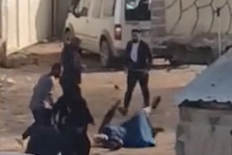 &Ccedil;ocukların kavgasına b&uuml;y&uuml;kler dahil oldu: &Ccedil;ok sayıda yaralı var...