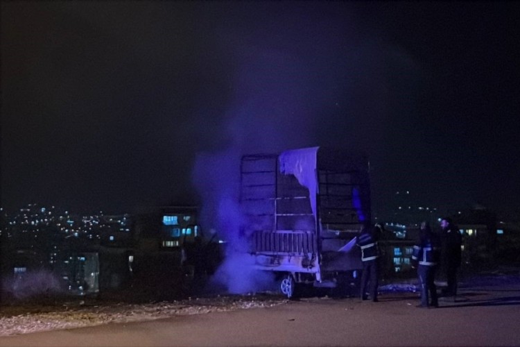 Park halindeki kamyonette yangın &ccedil;ıktı