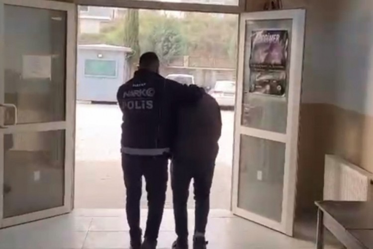 Uyuşturucu madde su&ccedil;undan aranan 2 şahıs yakalandı