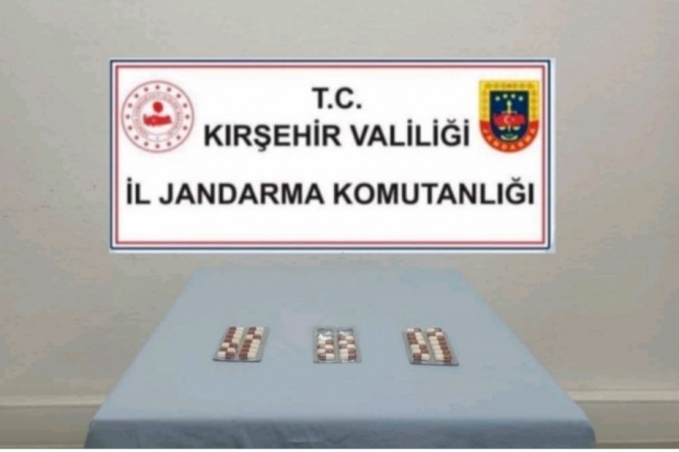Jandarma yol uygulamasında uyuşturucu hap ele ge&ccedil;irdi